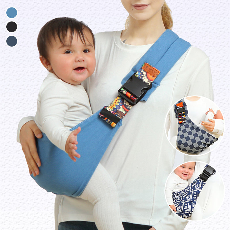 Femme portant un bébé dans un porte-bébé bleu ergonomique. Accessoire pratique, confortable, idéal pour le transport sécurisé des nourrissons.
