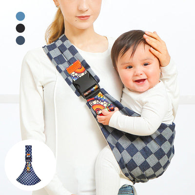 Femme portant un bébé dans un porte-bébé à carreaux bleu et blanc, avec boucle colorée. Accessoire pratique et confortable pour parents actifs.