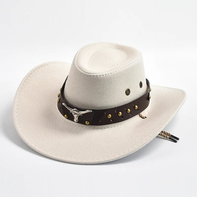 Chapeau de cowboy blanc avec bandeau marron orné de rivets dorés et motif tête de taureau, style western, accessoire mode vintage.