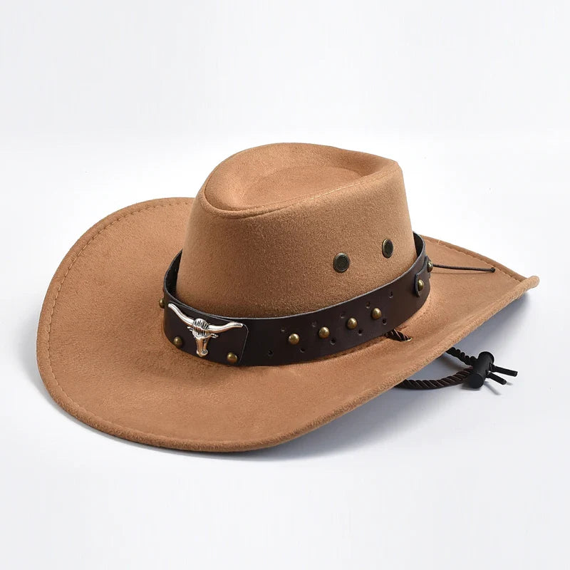 Chapeau de cowboy en feutre marron avec bande en cuir cloutée et boucle tête de taureau, style western, accessoire mode homme.