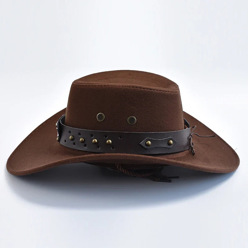Chapeau de cowboy marron en feutre avec bande en cuir cloutée, style western, accessoire mode vintage, idéal pour déguisement ou tenue country.
