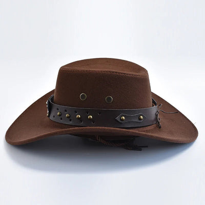 Chapeau de cowboy marron en feutre avec bande en cuir cloutée, style western, accessoire mode vintage, idéal pour déguisement ou tenue country.