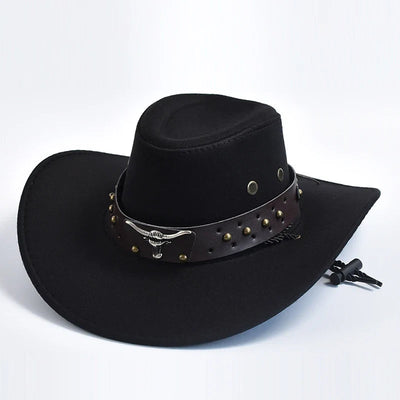 Chapeau cowboy noir en feutre avec bande en cuir ornée de rivets et motif tête de taureau, style western, accessoire mode homme.