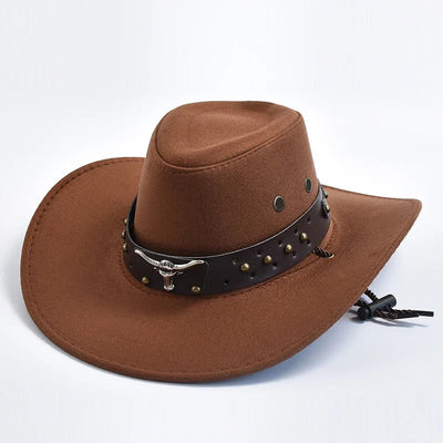 Chapeau cowboy marron en feutre avec bande en cuir cloutée et boucle tête de taureau, style western, accessoire mode homme et femme.