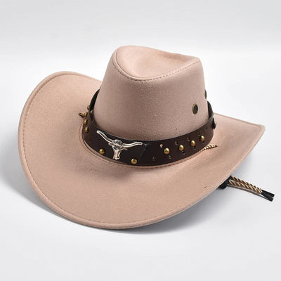 Chapeau cowboy beige en feutre avec bande en cuir marron ornée de rivets dorés et motif tête de taureau, style western authentique.