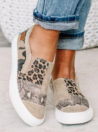 Chaussures slip-on femme avec motifs camouflage, léopard et serpent, semelle blanche épaisse. Mode décontractée, tendance automne, style urbain.
