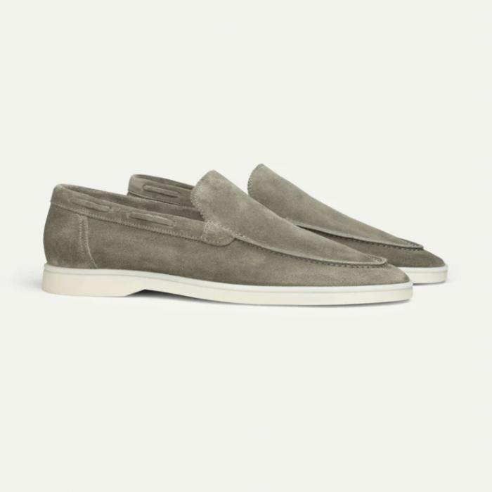 Mocassins en daim gris pour homme, semelle blanche, style élégant et moderne, chaussures décontractées idéales pour toutes saisons.