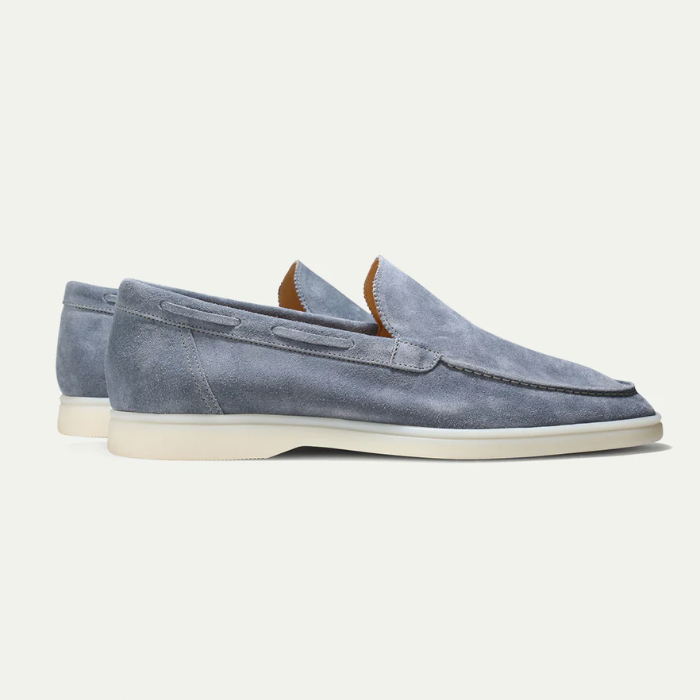 Mocassins en daim bleu clair pour homme, semelle blanche, style élégant et décontracté, parfaits pour la mode masculine et les tenues estivales.