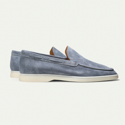 Mocassins en daim bleu clair pour homme, semelle blanche, style élégant et décontracté, parfaits pour la mode masculine et les tenues estivales.