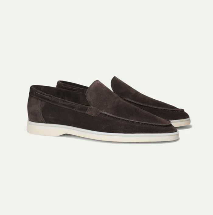 Paire de mocassins en daim marron foncé pour homme, semelle blanche contrastante, style élégant et décontracté, chaussures tendance et confortables.