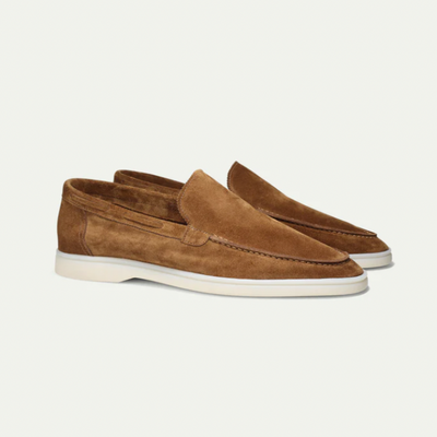 Mocassins en daim marron pour homme, semelle blanche, style élégant et décontracté, parfaits pour la mode masculine et les tenues estivales.