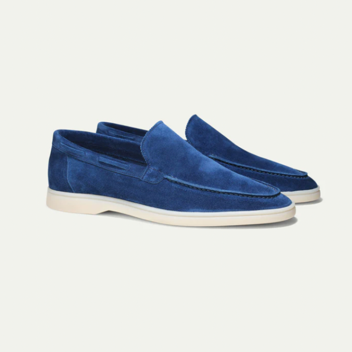 Mocassins en daim bleu pour homme, semelle blanche, style élégant et moderne, chaussures décontractées, tendance mode masculine.