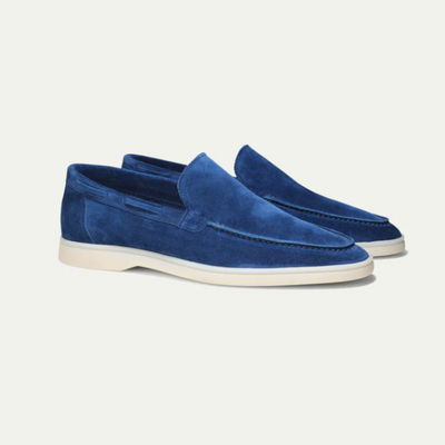 Mocassins en daim bleu pour homme, semelle blanche, style élégant et moderne, chaussures décontractées, tendance mode masculine.