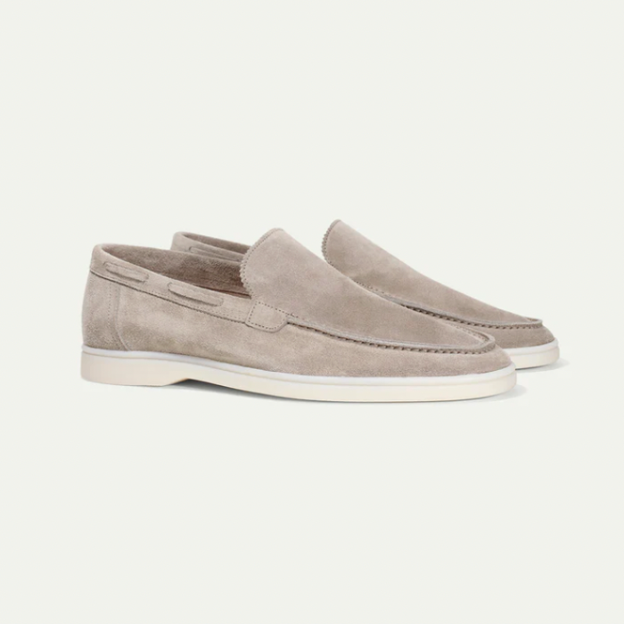 Mocassins en daim beige pour homme, élégants et confortables, semelle blanche, style décontracté chic, parfaits pour toutes occasions.