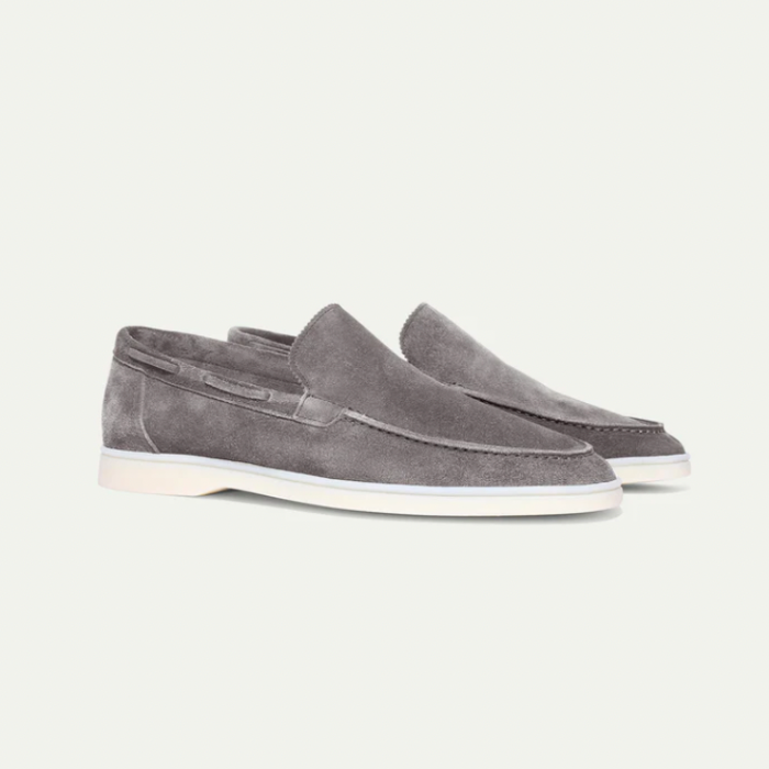 Mocassins en daim gris pour homme, semelle blanche, style décontracté et élégant, parfaits pour la mode masculine et les tenues de tous les jours.