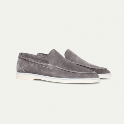 Mocassins en daim gris pour homme, semelle blanche, style décontracté et élégant, parfaits pour la mode masculine et les tenues de tous les jours.