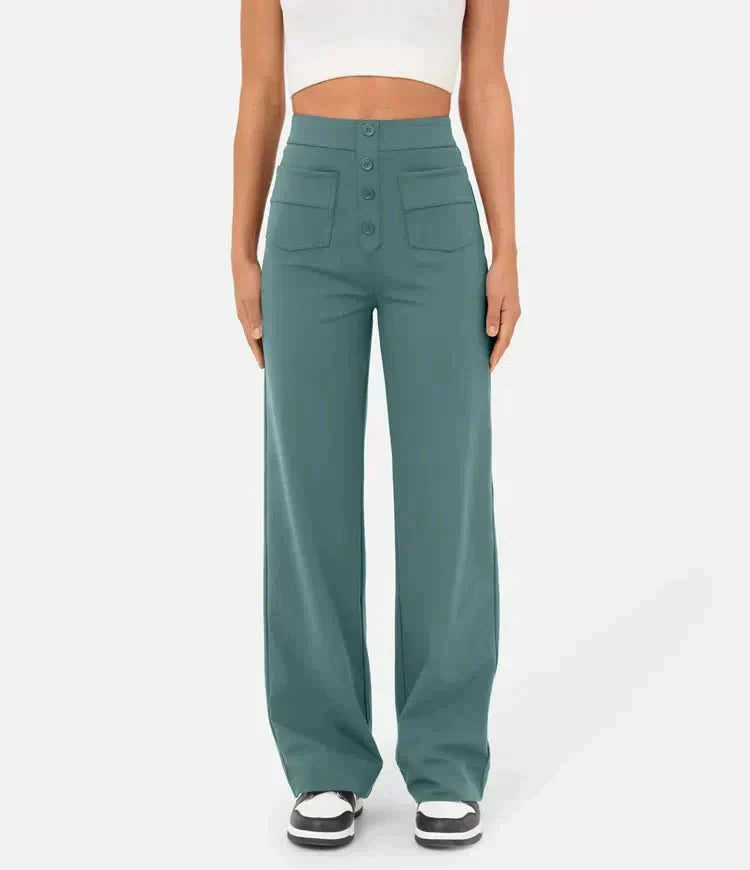 Pantalon large bleu-vert pour femme, taille haute avec boutons, poches avant, porté avec un haut blanc. Mode féminine, style décontracté.