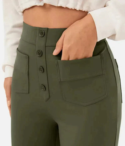 Pantalon taille haute vert olive avec boutons, poches avant larges, porté par une femme en haut blanc. Mode féminine, style décontracté.