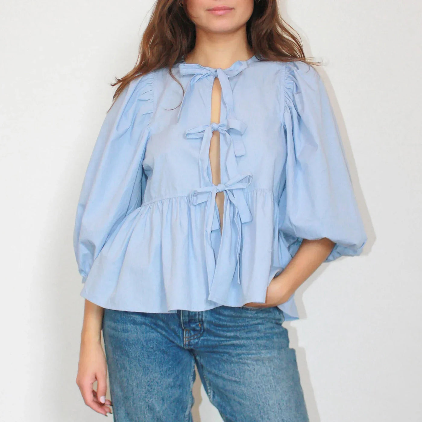 Blouse chic à manches bouffantes et devant cravate pour un style sans effort