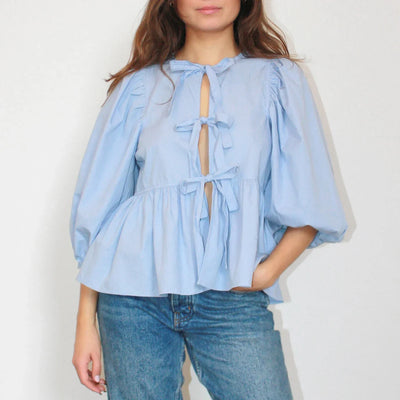 Blouse chic à manches bouffantes et devant cravate pour un style sans effort