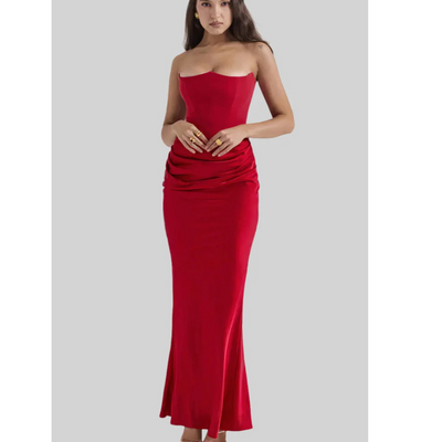 Robe longue rouge élégante, bustier, ajustée, en satin, portée par une femme. Mode soirée, glamour, tendance, chic.