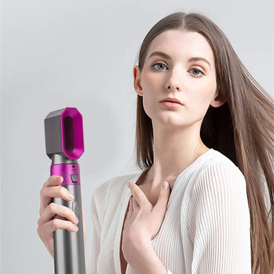 Femme tenant un sèche-cheveux moderne gris et violet, design élégant, technologie avancée, coiffure, beauté, appareil capillaire innovant.