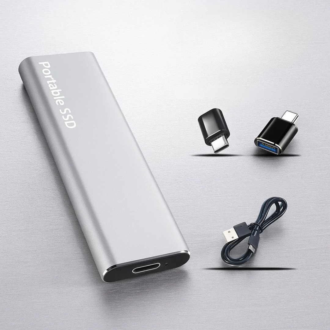 Disque SSD portable argenté avec adaptateurs USB-C et câble USB sur fond gris. Accessoire de stockage externe rapide et compact.