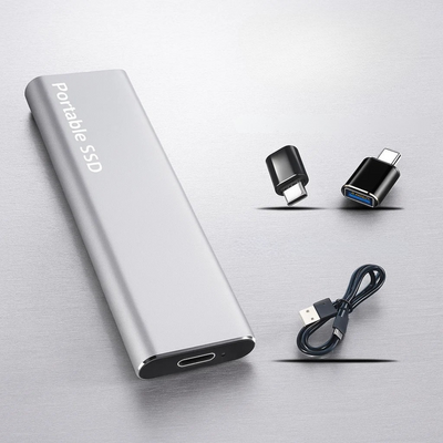 Disque SSD portable argenté avec adaptateurs USB-C et câble USB sur fond gris. Accessoire de stockage externe rapide et compact.