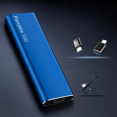 Disque SSD portable bleu avec adaptateurs USB-C et câble USB, stockage externe rapide et compact, idéal pour transfert de données et sauvegarde.