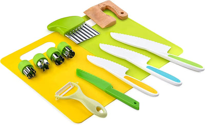 Ensemble d'ustensiles de cuisine colorés comprenant couteaux en plastique, éplucheur, râpe, et planches à découper, idéal pour la préparation culinaire.