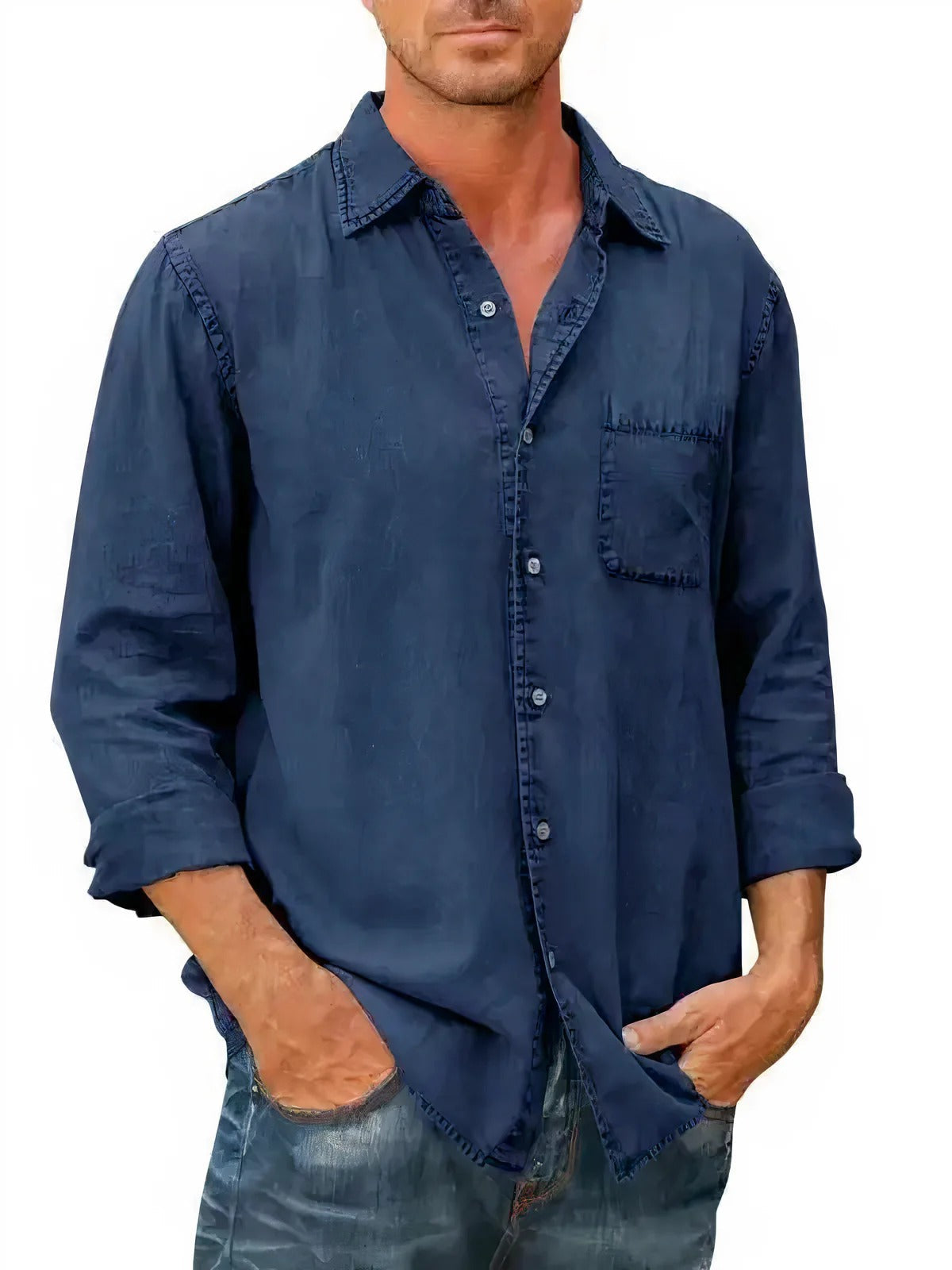 Homme portant une chemise en jean bleu foncé, manches longues, avec poche poitrine, style décontracté. Mode masculine, tenue casual élégante.