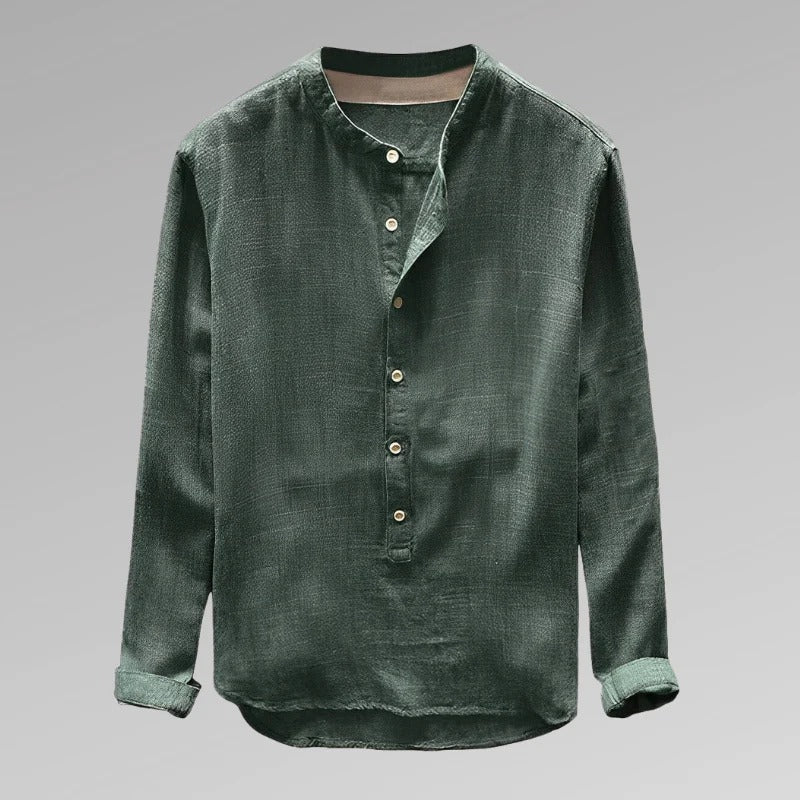 Chemise verte en lin pour homme, col mao, manches longues, boutons blancs, style décontracté. Mode masculine, vêtement élégant et tendance.