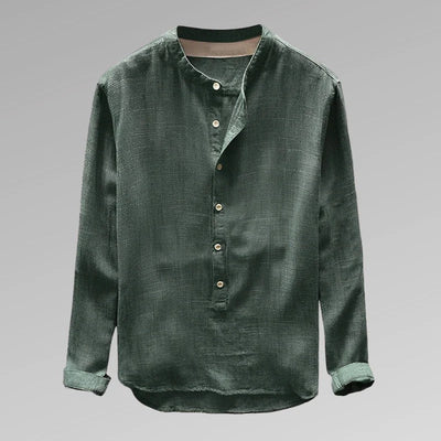 Chemise verte en lin pour homme, col mao, manches longues, boutons blancs, style décontracté. Mode masculine, vêtement élégant et tendance.