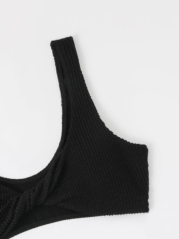 Haut de bikini noir texturé, style moderne, tissu côtelé, bretelle large, mode plage, maillot de bain femme, tendance été.