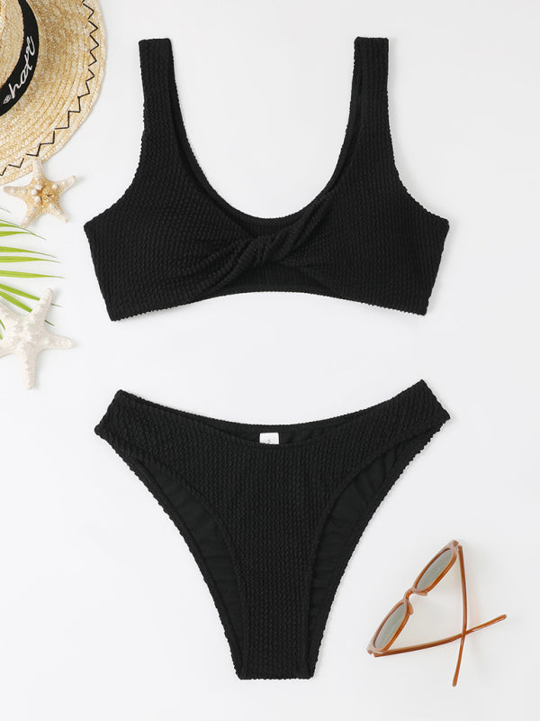 Maillot de bain bikini noir texturé, deux pièces, avec lunettes de soleil et chapeau de paille, idéal pour la plage et l'été.