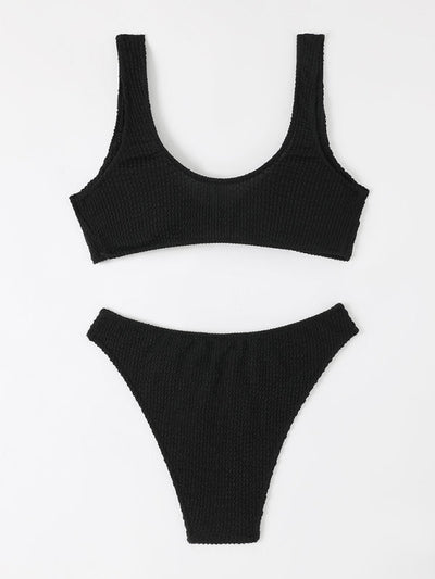 Maillot de bain deux pièces noir texturé, haut à encolure dégagée et bas taille haute. Mode plage, tendance été, style élégant.