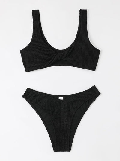 Maillot de bain deux pièces noir texturé, haut à col rond et bas taille haute. Mode plage, bikini élégant, tendance été.