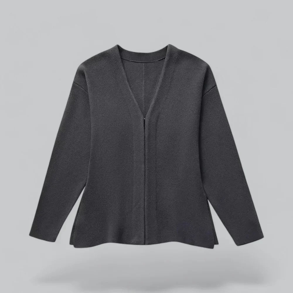 Cardigan gris foncé en laine, manches longues, coupe ample, col en V, style minimaliste. Mode automne-hiver, vêtement chaud et élégant.