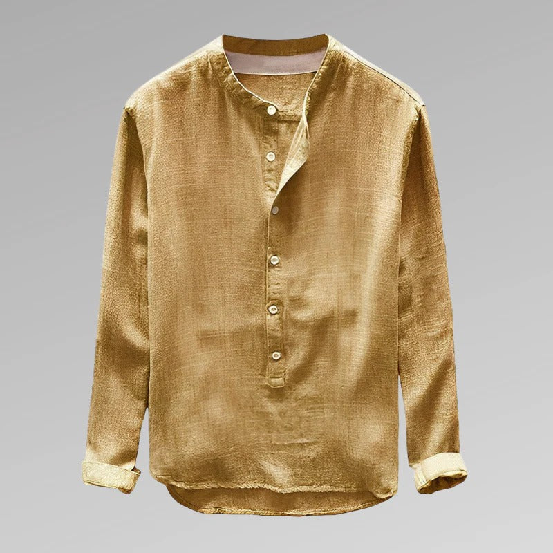 Chemise en lin beige pour homme, col mao, manches longues, boutons blancs, style décontracté. Mode masculine, vêtement léger, tendance.