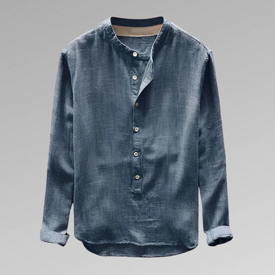 Chemise en lin bleu pour homme, col mao, manches longues, boutons blancs, style décontracté. Mode masculine élégante et tendance.