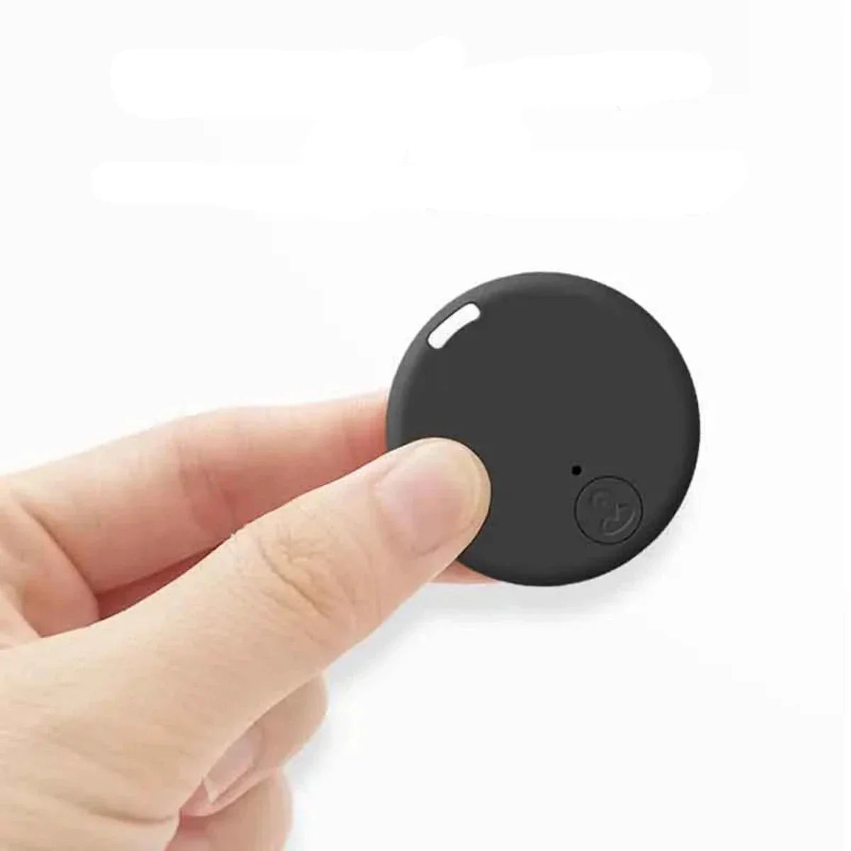 Main tenant un traceur GPS noir rond, compact et portable, sur fond blanc. Dispositif de localisation pour objets personnels, technologie de suivi.