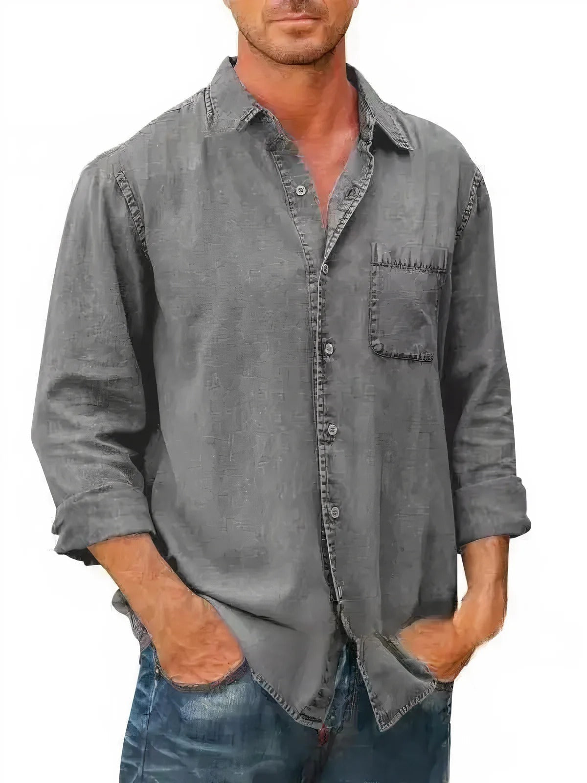 Homme portant une chemise en jean gris décontractée, manches longues, avec poche poitrine, style moderne. Mode masculine, tenue casual élégante.