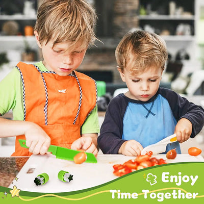 Deux enfants coupent des légumes dans une cuisine, portant des tabliers colorés. Activité culinaire, apprentissage, cuisine enfantine.
