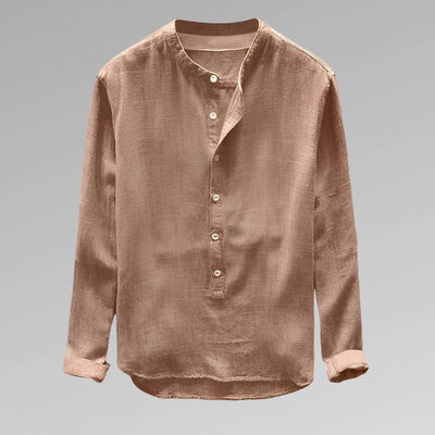 Chemise en lin beige pour homme, col mao, manches longues, boutons blancs, style décontracté, mode masculine élégante et tendance.