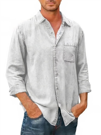 Chemise en jean gris clair pour homme, manches longues, poche poitrine, style décontracté. Mode masculine, tenue casual, tendance automne.