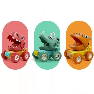 Trois jouets dinosaures colorés sur roues : un rouge, un vert et un orange, sur fond coloré. Jouets éducatifs pour enfants, dinosaures à roulettes.