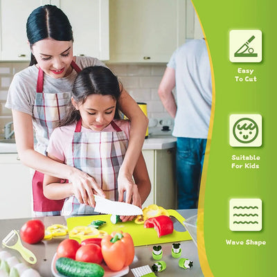 Mère et fille coupant des légumes dans une cuisine moderne, planche à découper verte, couteau sécurisé pour enfants, ambiance familiale, cuisine saine.