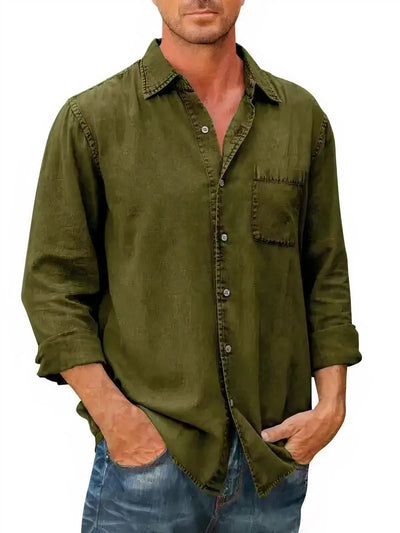 Homme portant une chemise verte en lin, manches longues, avec poche poitrine, sur fond blanc. Mode masculine décontractée, style élégant.