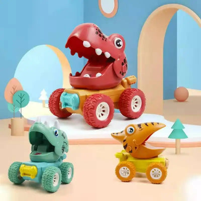 Jouets dinosaures colorés sur roues dans un décor ludique; voiture dinosaure rouge, verte et jaune, idéal pour enfants, jeu éducatif amusant.
