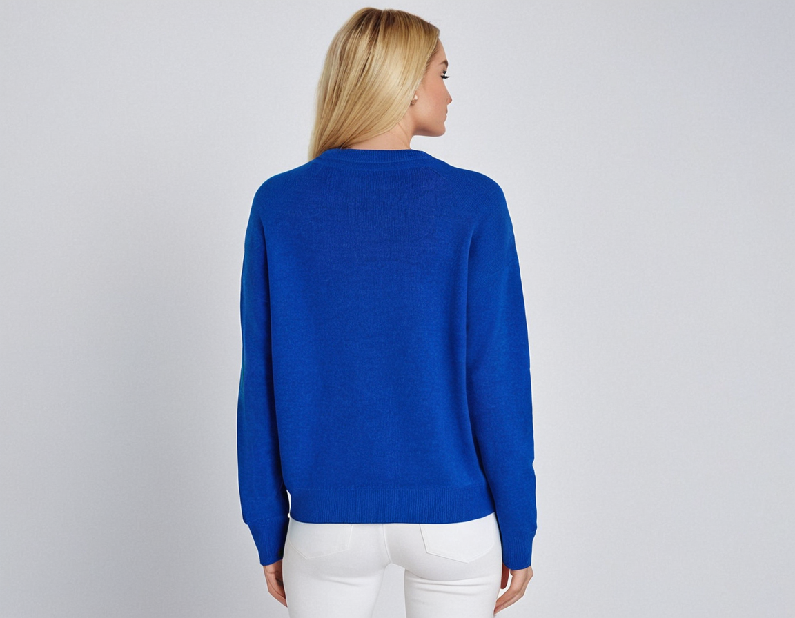 Femme blonde portant un pull bleu vif, vue de dos, sur fond neutre. Mode féminine, style décontracté, vêtements d'hiver tendance.